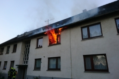 Flammen schlagen bei Eintreffen der Einsatzkräfte bereits aus der Wohnung im ersten Obergeschoss.