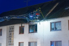 Im Zuge der Nachlöscharbeiten musste auch die Dachhaut auf der Suche nach Glutnestern teilweise geöffnet werden.