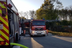 Einsatzfahrzeuge vor Ort.