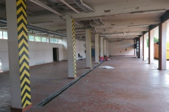 Blick in die Fahrzeughalle des Altbaus kurz vor dem Abriss (Mai 2020).