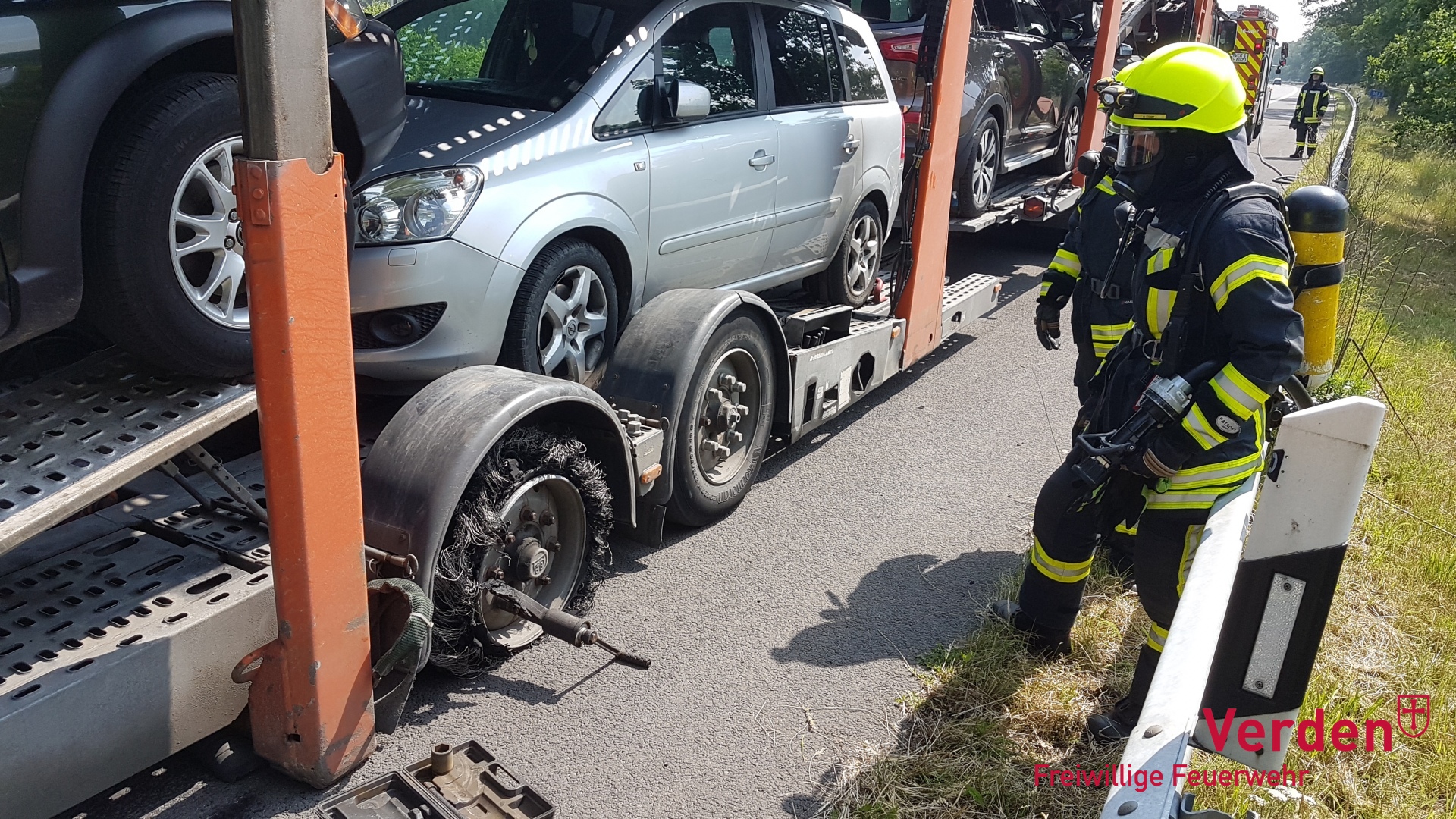 Ein Reifenplatzer löste den kleinen Flächenbrand aus.