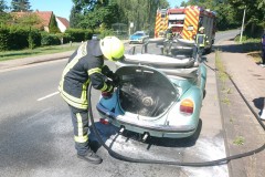 Nachlöscharbeiten an dem VW-Käfer.