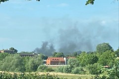 Rauchentwicklung aus der Ferne, vor Eintreffen der Feuerwehr. (Foto: S. Burmeister)