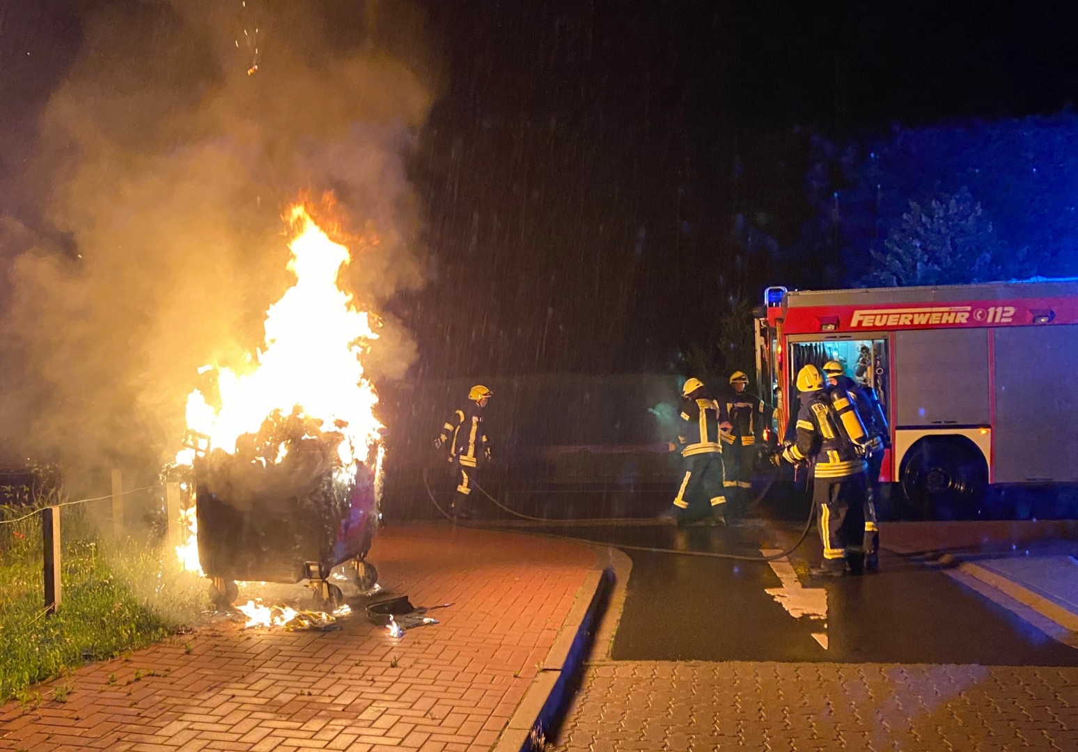 Die Mülltonne brennt in voller Ausdehnung.