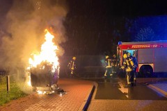 Die Mülltonne brennt in voller Ausdehnung.