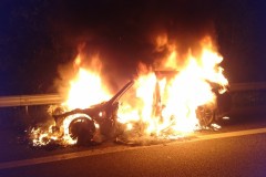 Der PKW brennt in voller Ausdehnung.