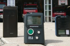 Die bisherigen analogen Funkmeldeempfänger sowie der neue digitale Melder (in der Mitte).