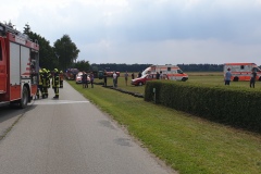 Einsatzkräfte beim Flugunfall am Scharnhorster Flugplatz.