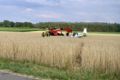 Mithilfe eines Teleskopladers wurde das Flugzeug aus dem Getreidefeld geborgen.
