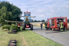 Mithilfe eines Teleskopladers wurde das Flugzeug aus dem Getreidefeld geborgen.