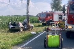 Schwerer Verkehrsunfall parallel dazu am Ortsausgang Scharnhorst – ein PKW kollidierte mit einem Baum am Straßenrand.