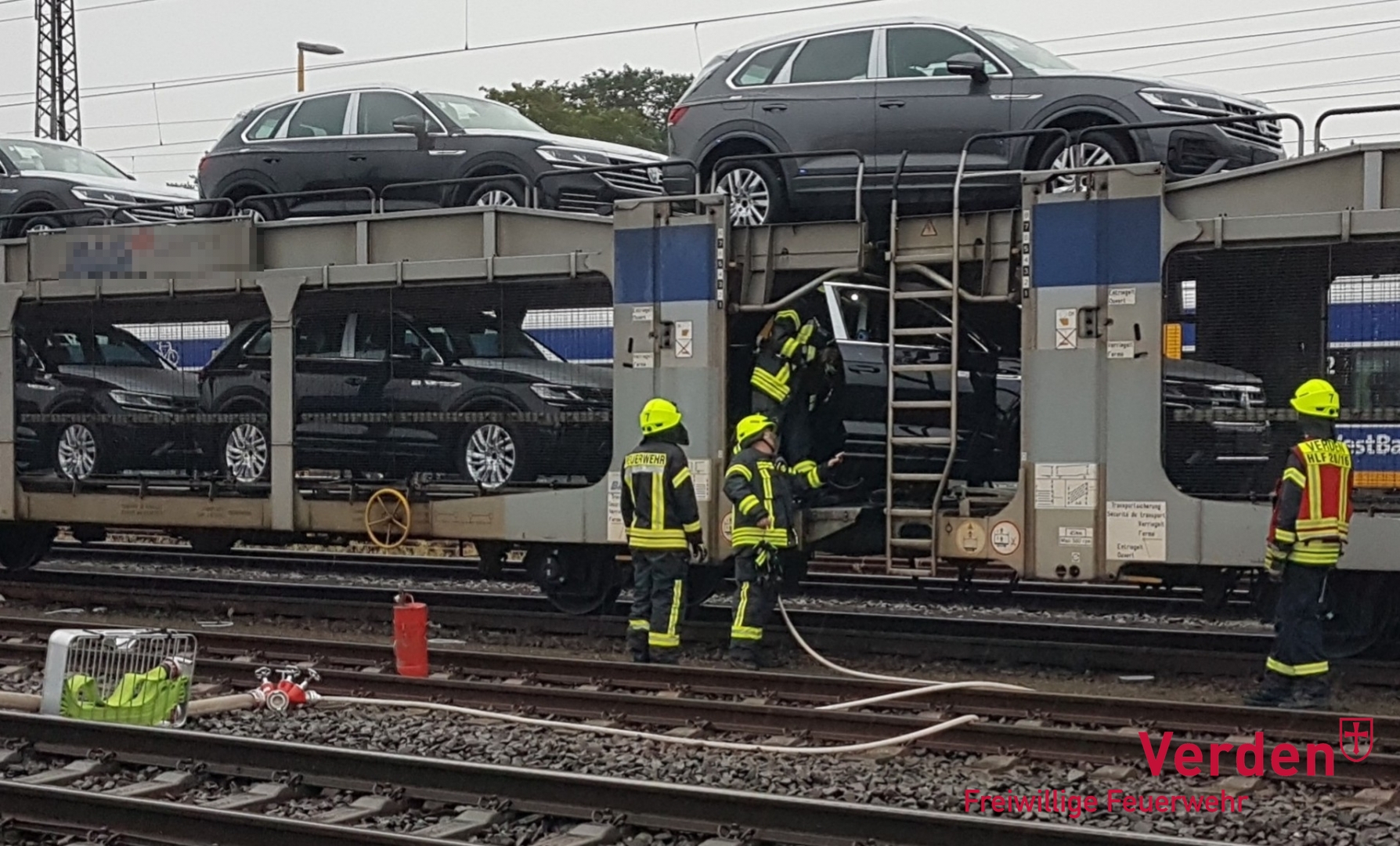 Brandbekämpfung auf dem Zug.