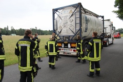 Einweisung auf den als Großtanklöschfahrzeug verwendeten Sattelzug.