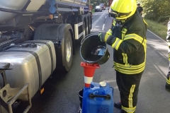 Diesel aus einem Leck geschlagenen Kraftstofftank eines LKW musste am Freitagnachmittag aufgenommen werden.