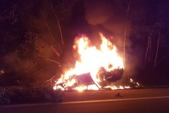 Situation bei Eintreffen der Feuerwehr. Der PKW brennt in voller Ausdehnung.