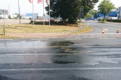 Der rutschige Ölfilm war für zwei Verkehrsunfälle verantwortlich.