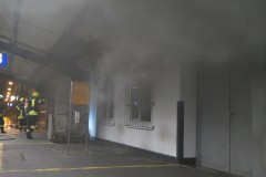 Dichter Rauch dringt aus dem Bahnhofsgebäude.