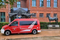 Die Feuerwehr vor dem Pferdemuseum.