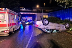 Überschlagener PKW auf der Lindhooper Straße.