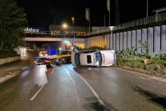 Bergung des überschlagenen PKW auf der Lindhooper Straße.