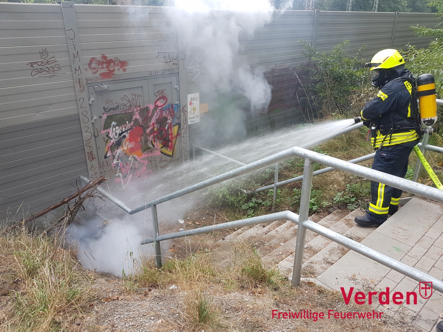 Brandbekämpfung am Bahndamm.