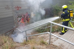 Brandbekämpfung am Bahndamm.