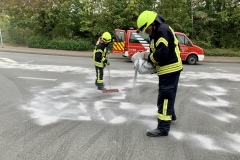 Die Dieselspur wird abgestreut.