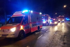 Einsatzfahrzeuge vor Ort.