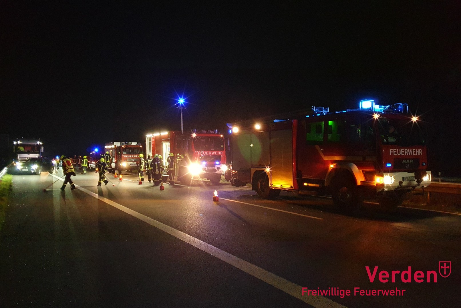Einsatzkräfte vor Ort auf der Autobahn.