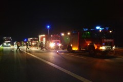 Einsatzkräfte vor Ort auf der Autobahn.