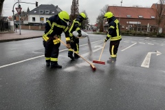 Abstreuen der Ölspur.