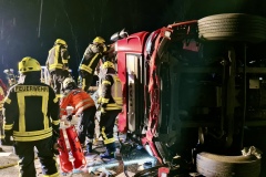 Arbeiten am verunfallten LKW.
