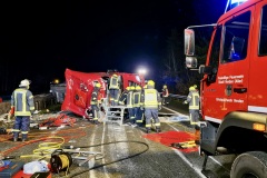 Arbeiten am verunfallten LKW.