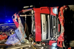 Der LKW wurde bei dem Unfall erheblich beschädigt.