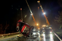 Aufrichten des verunfallten LKW.