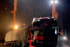 Aufrichten des verunfallten LKW.