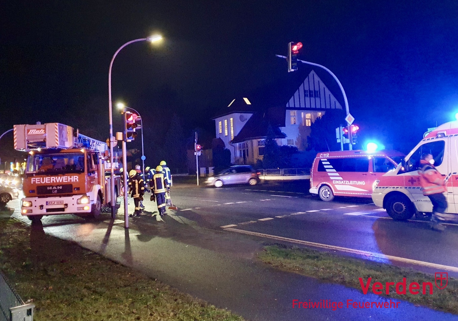 Die Einsatzstelle mit der verunfallten Drehleiter.
