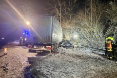Verunfallter Sattelzug im Seitenraum.