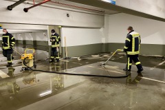 Mit Wasserschieber und Wassersauger legte die Feuerwehr am Dienstagabend eine Tiefgarage trocken.