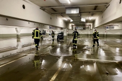 Mit Wasserschieber und Wassersauger legte die Feuerwehr am Dienstagabend eine Tiefgarage trocken.