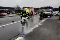 Durch die Feuerwehr wurden auslaufende Betriebsstoffe aufgenommen.