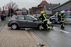 Zudem räumten die Einsatzkräfte die Unfallstelle.