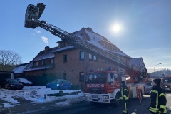 Die Drehleiter wird zur Menschenrettung vorbereitet.