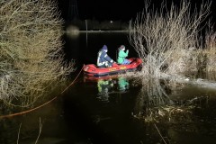 Nur mit einem Boot konnte die Mitarbeiterin der Wildtierpflegestelle den Greifvogel erreichen.