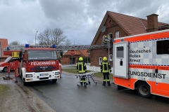 Eine Person wird mit der Drehleiter aus dem Obergeschoss eines Hauses in der Gemeinde Dörverden gerettet.