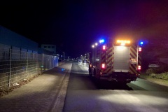 Abstreuen der Ölspur in der Weserstraße.