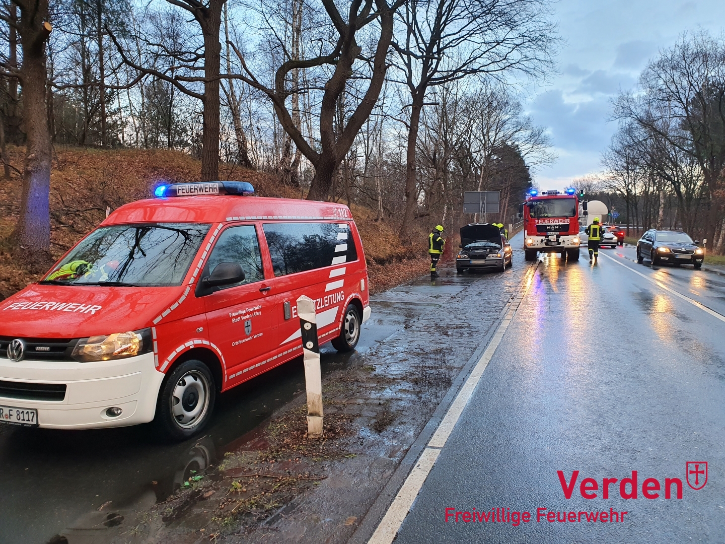 Einsatz der Ortsfeuerwehr Verden nach einem Motorschaden an einem PKW.