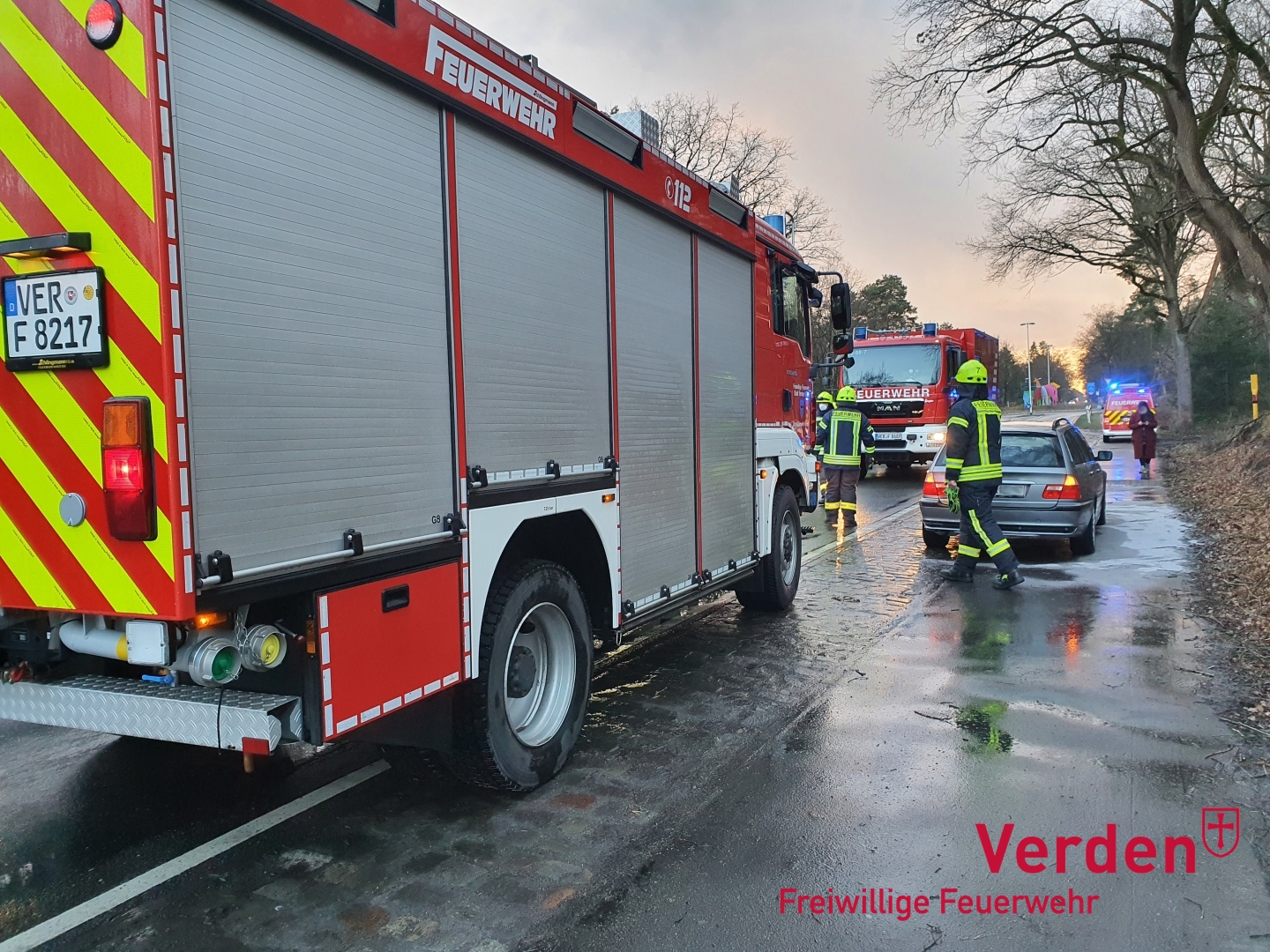 Einsatz der Ortsfeuerwehr Verden nach einem Motorschaden an einem PKW.