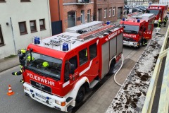 Einsatzfahrzeuge der Feuerwehr in der Stifthofstraße.