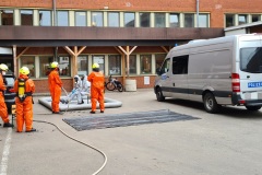 Einsatzkräfte von Polizei und Feuerwehr in Bereitstellung.